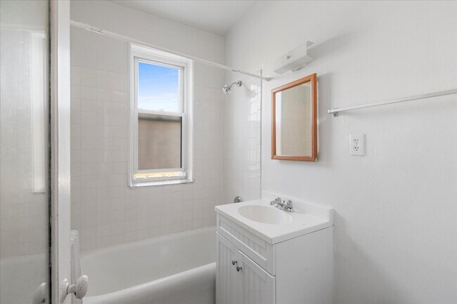 Foto del edificio - 1635 W Morse Ave