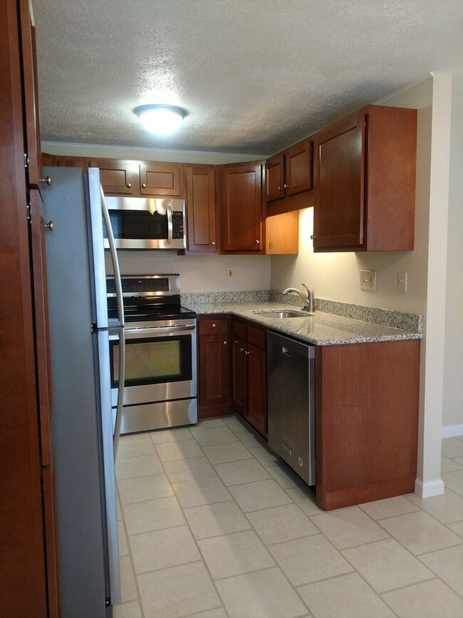 Building Photo - Beautiful Townhouse in Quail Run Community