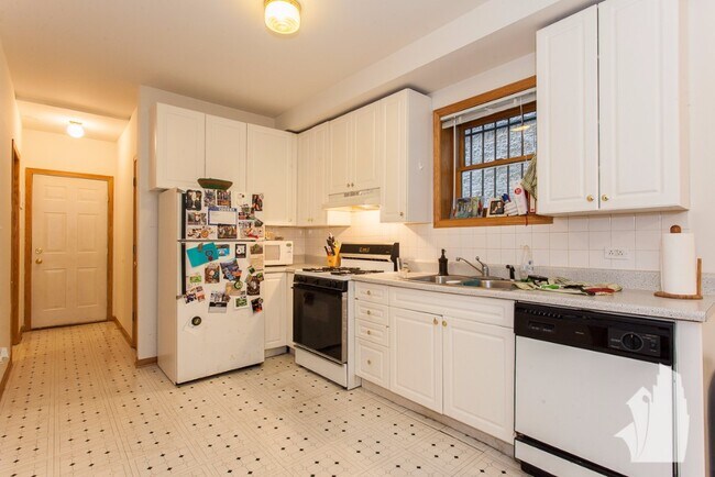 Building Photo - 916 N Paulina St