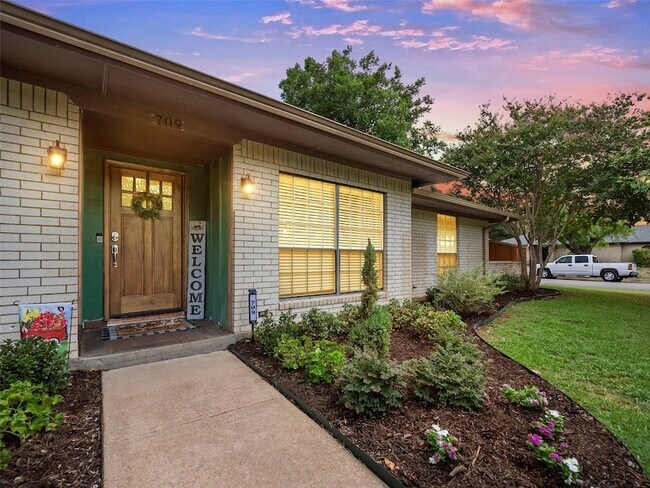 Foto del edificio - 709 Thoreau Ln