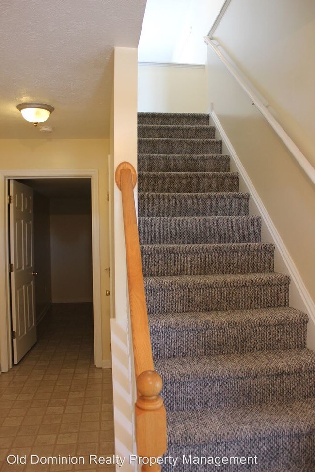 Building Photo - 527 Pointe Dr
