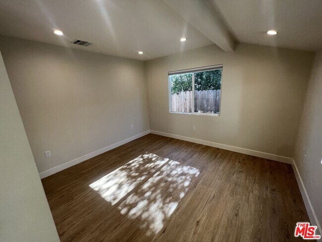 Foto del edificio - 6615 Densmore Ave