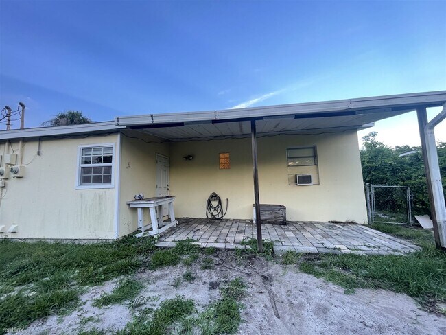 Building Photo - 2 br, 1 bath Duplex - 1012 Bacon Cir NE