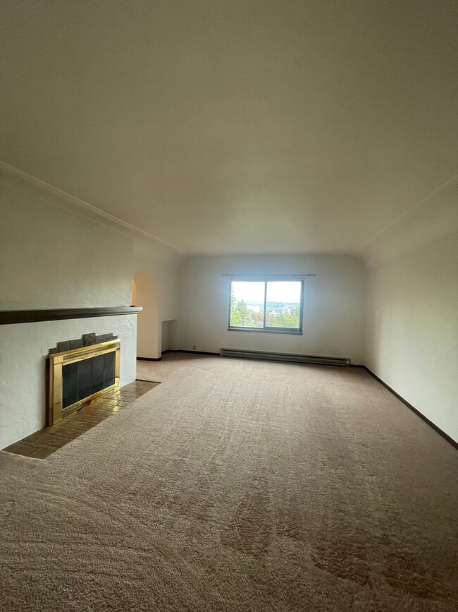 Building Photo - Two Bed One Bath with View