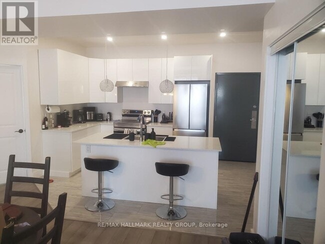 Building Photo - 117 Drummond St W