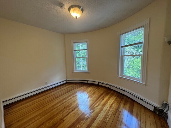 Foto del edificio - 64 Fisher Ave