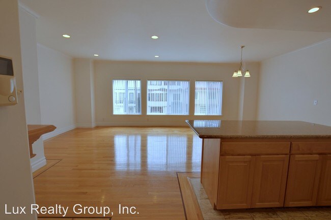 Building Photo - 3 br, 3 bath Apartment - 479 32nd Ave