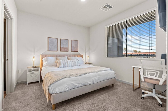 Building Photo - 711 W Broadway Rd