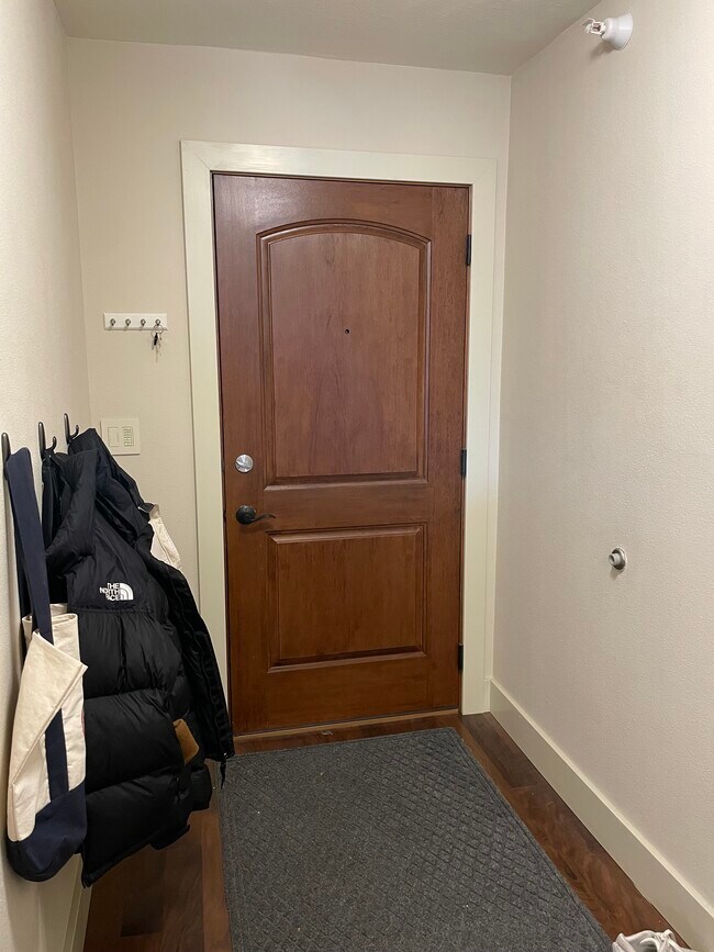 Entrada - 332 S Linn St