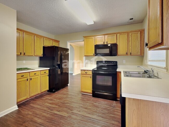 Building Photo - 601 Crossing Dr