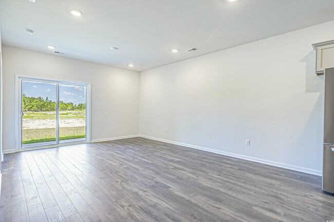 Foto del edificio - 3520 Bells Lk Cir