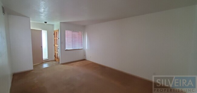 Foto del edificio - A Comfortable Home awaits the right Tenant!