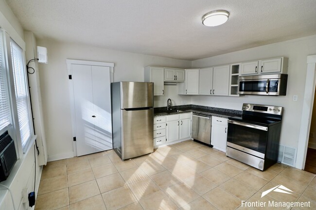 Building Photo - 527 Moro St