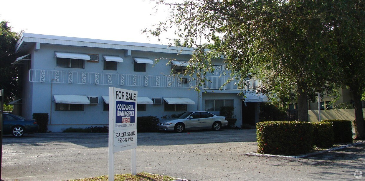 Building Photo - Marvic Manor