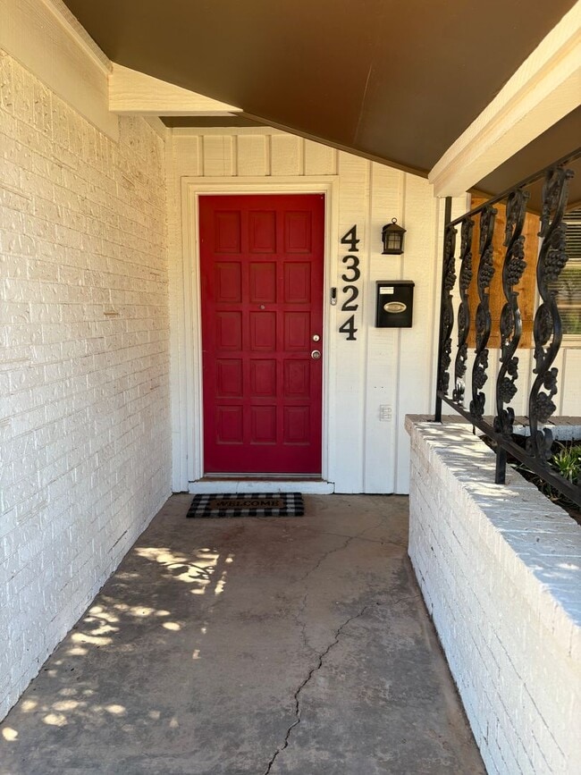 Foto del edificio - 4 Bed 2 Bath Remodeled Home in Miller Elementary Zone with Solar Panels