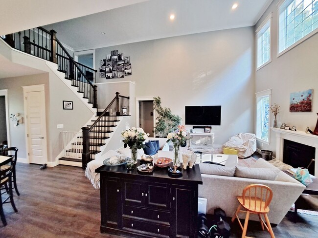 Building Photo - 5 Bed / 3-1/2 Bath Single Family Home