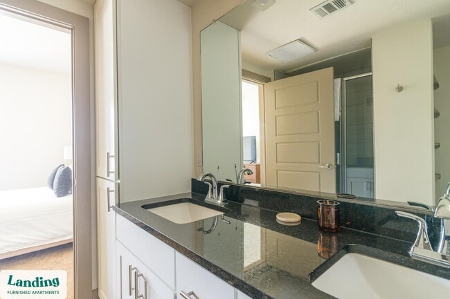 Foto del edificio - 300 Enclave Dr