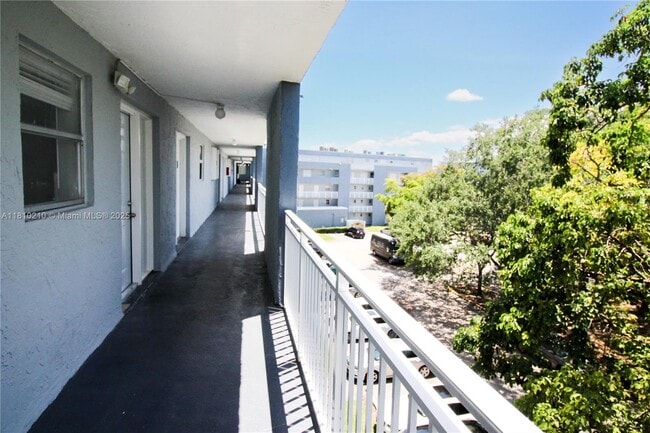 Building Photo - 9359 Fontainebleau Blvd