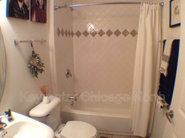 Building Photo - 3228 N Kilbourn Ave