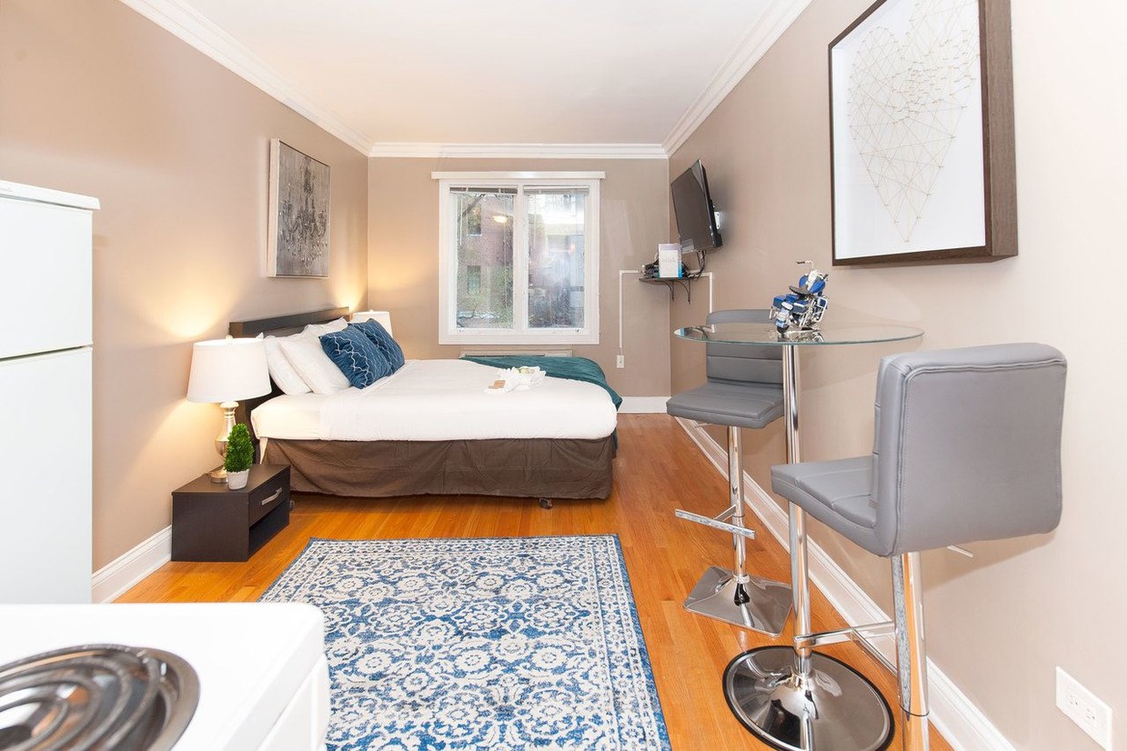Primary Photo - 28 E BELLEVUE Pl