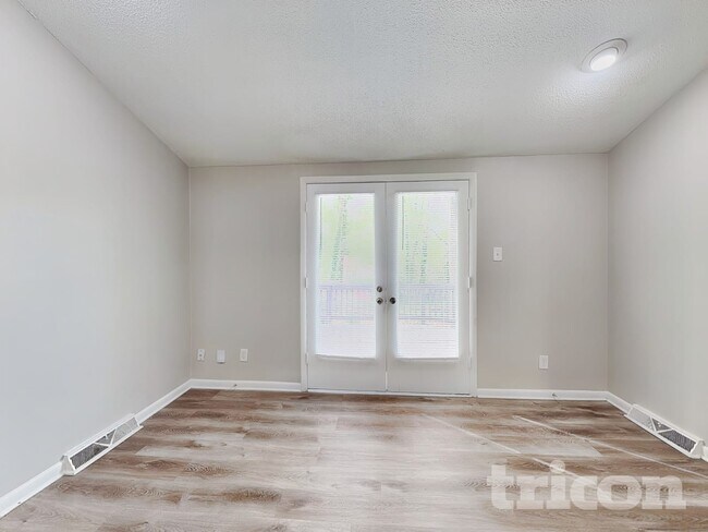 Foto del edificio - 911 Burtonwood Cir