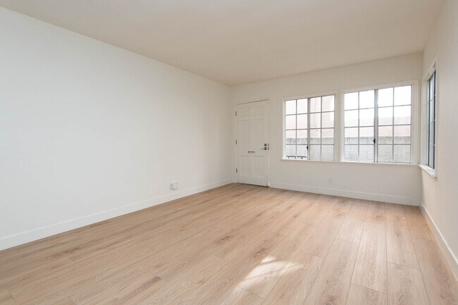 Foto del edificio - 7045-51 Kittyhawk Ave.