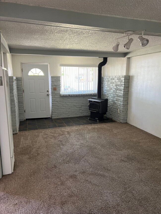 Foto del edificio - 1674 Laveta St