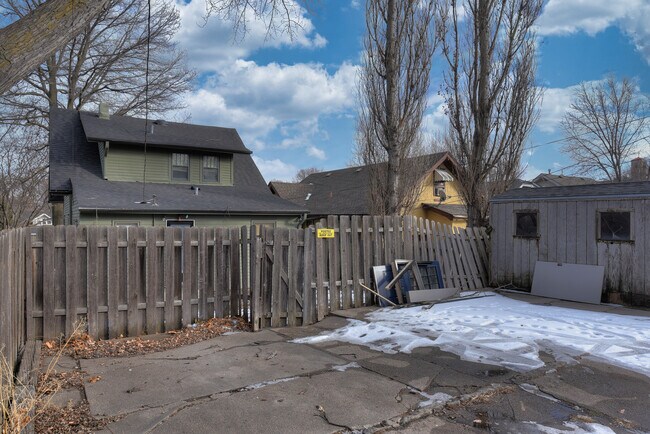 Building Photo - 3120 Fontenelle Blvd