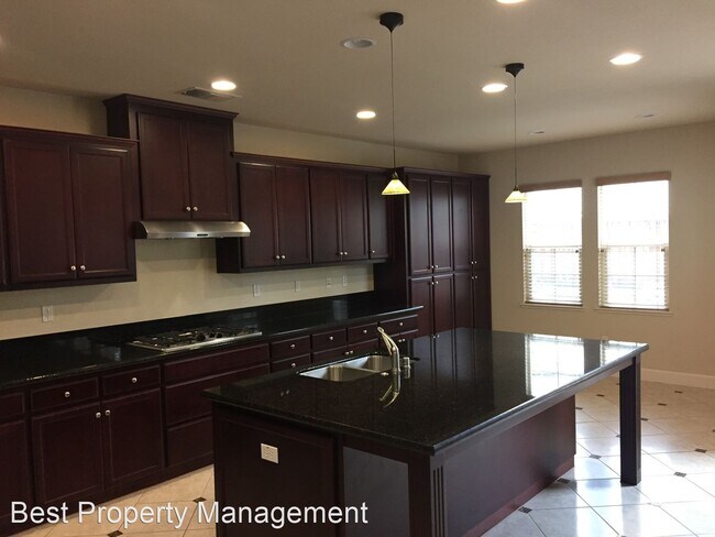 Foto del edificio - 5 br, 4.5 bath House - 717 W. Bonaventure Ave