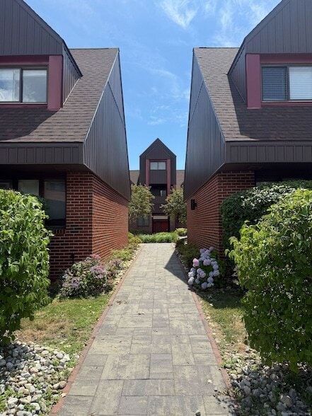 Building Photo - 105 Montoya Dr