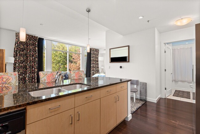 Foto del edificio - Fully Furnished Studio Condo at The Adelicia