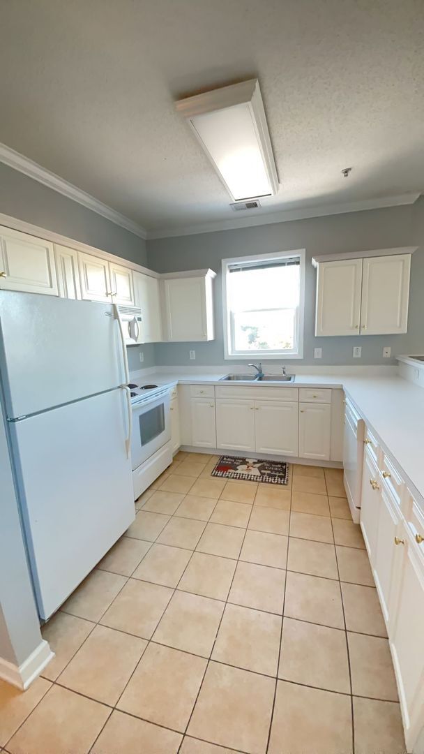 Foto del edificio - Beautiful unfurnished 2 bedroom/2 bath condo in Heatherstone at Berkshire
