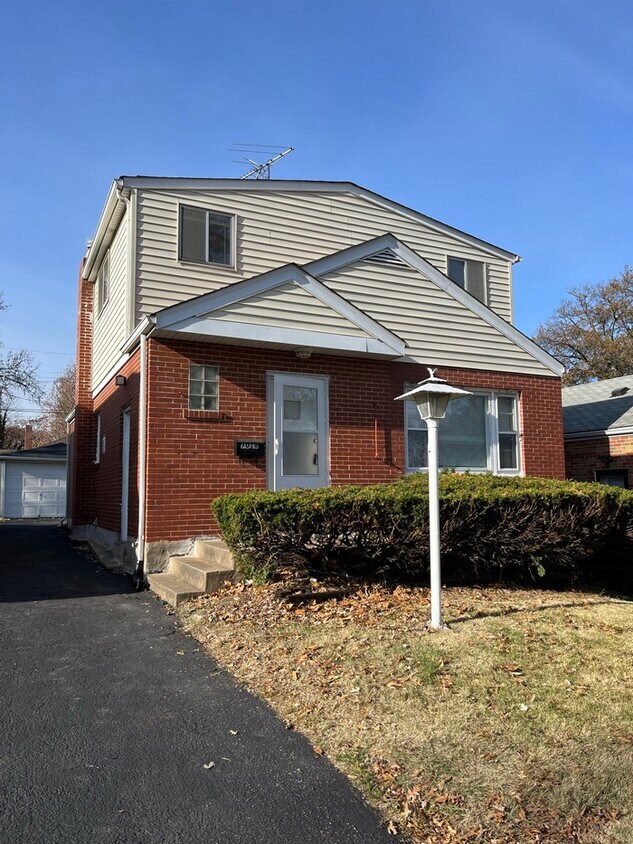 4 BED 1 BATH AVAILABLE FOR IMMEDIATE MOVE IN! House for Rent in St