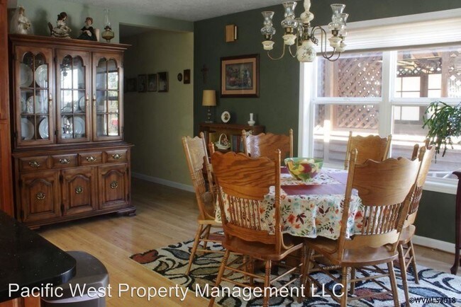 Building Photo - 4 br, 2 bath House - 3432 Bluff Ave SE