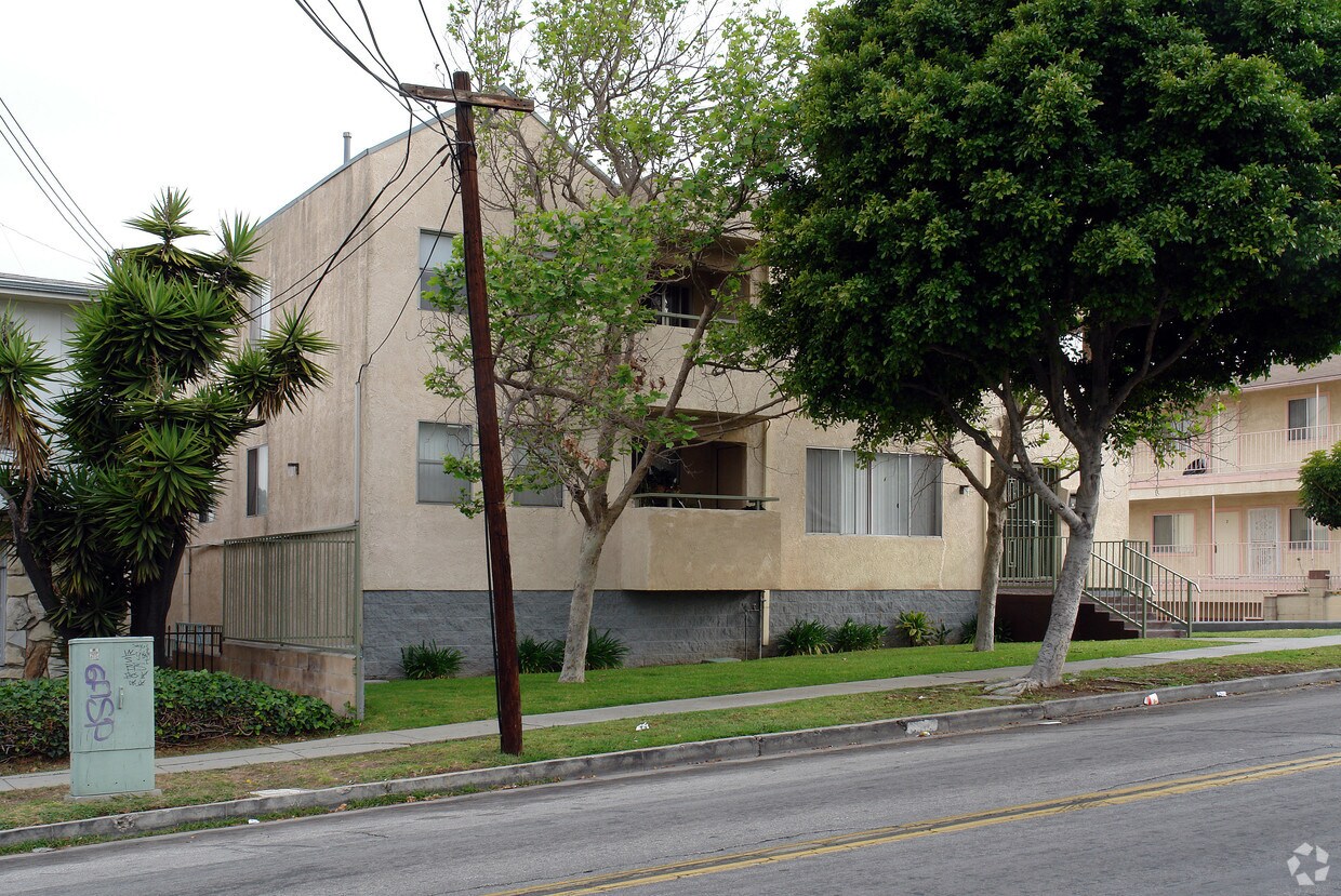 Building Photo - 215 E Hyde Park Blvd