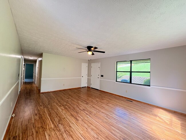 Building Photo - 901 Locke Dr