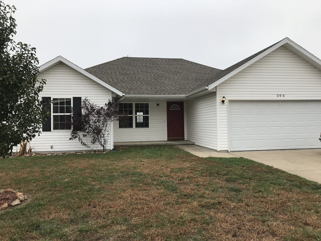 Primary Photo - 4 Bedroom Home in Clever