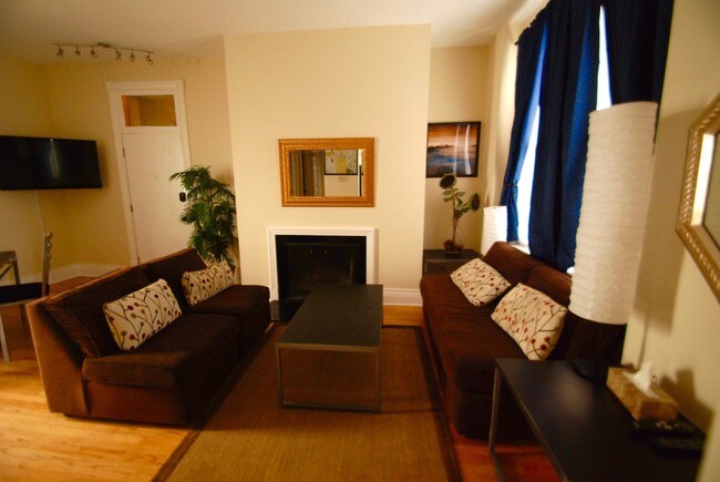 Building Photo - 1155 W Dickens Ave