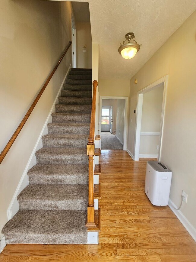 Building Photo - NEW LISTING!!!!!
