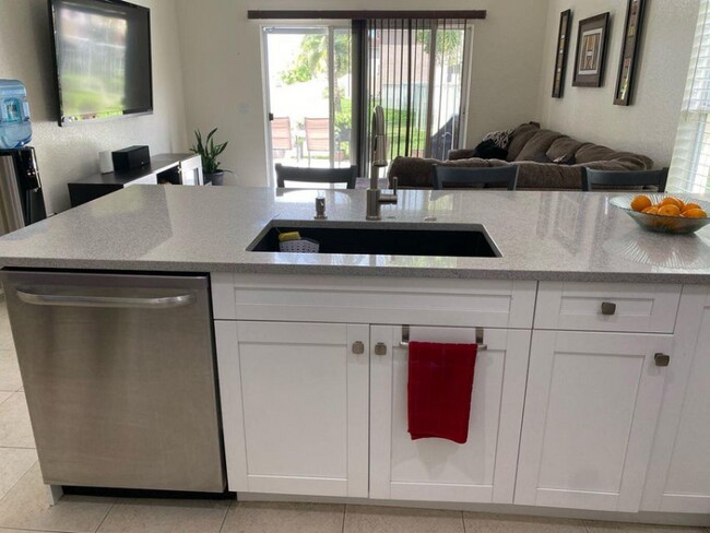 Foto del edificio - 5308 Moon Shadow Ln