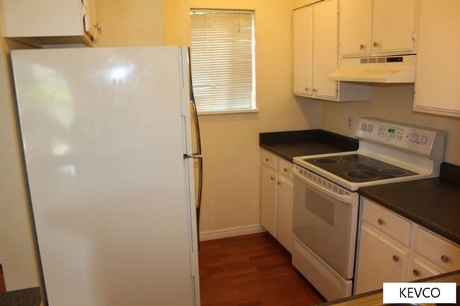 Building Photo - Spacious Townhouse with Plenty of Amenities!