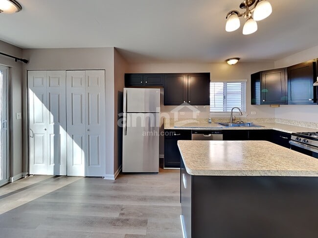 Building Photo - 15 Larkspur Ct