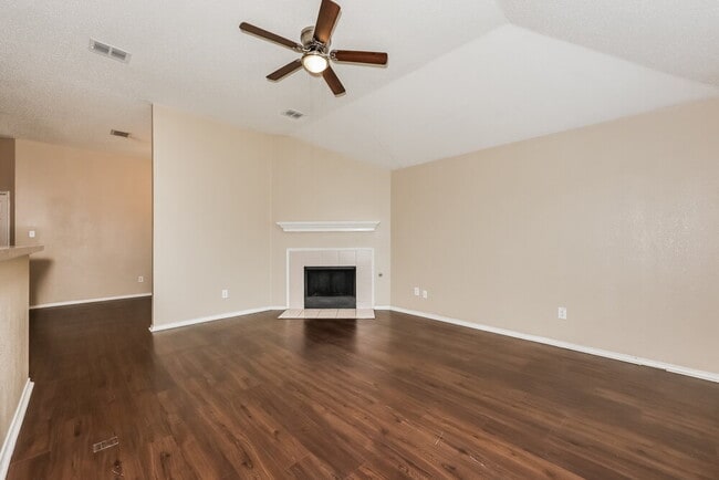 Building Photo - 2021 Wildwood Dr