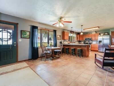 Cocina y comedor informal - 5501 Martell Rd