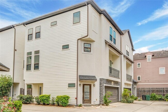 Building Photo - 950 W 24th St