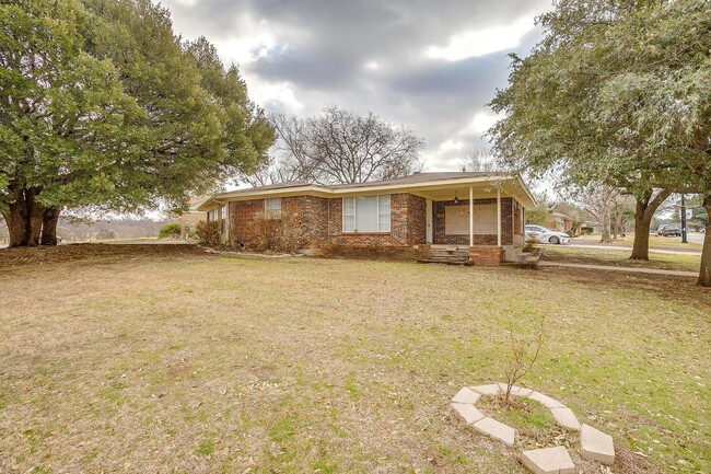 Building Photo - Spacious Updated 3 Bedroom, 2 Bath in hear...