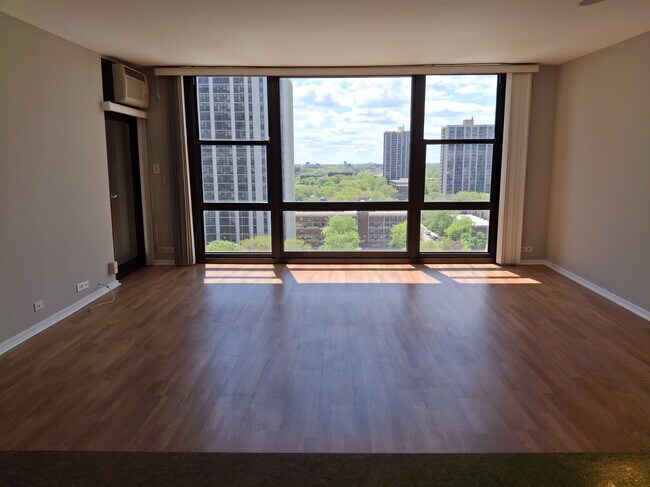 Foto del edificio - 2605 S Indiana Ave
