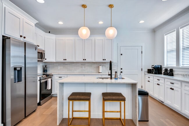 Building Photo - 1017 E 14th St