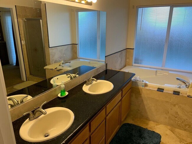 Foto del edificio - Spacious 5 Bedroom Home