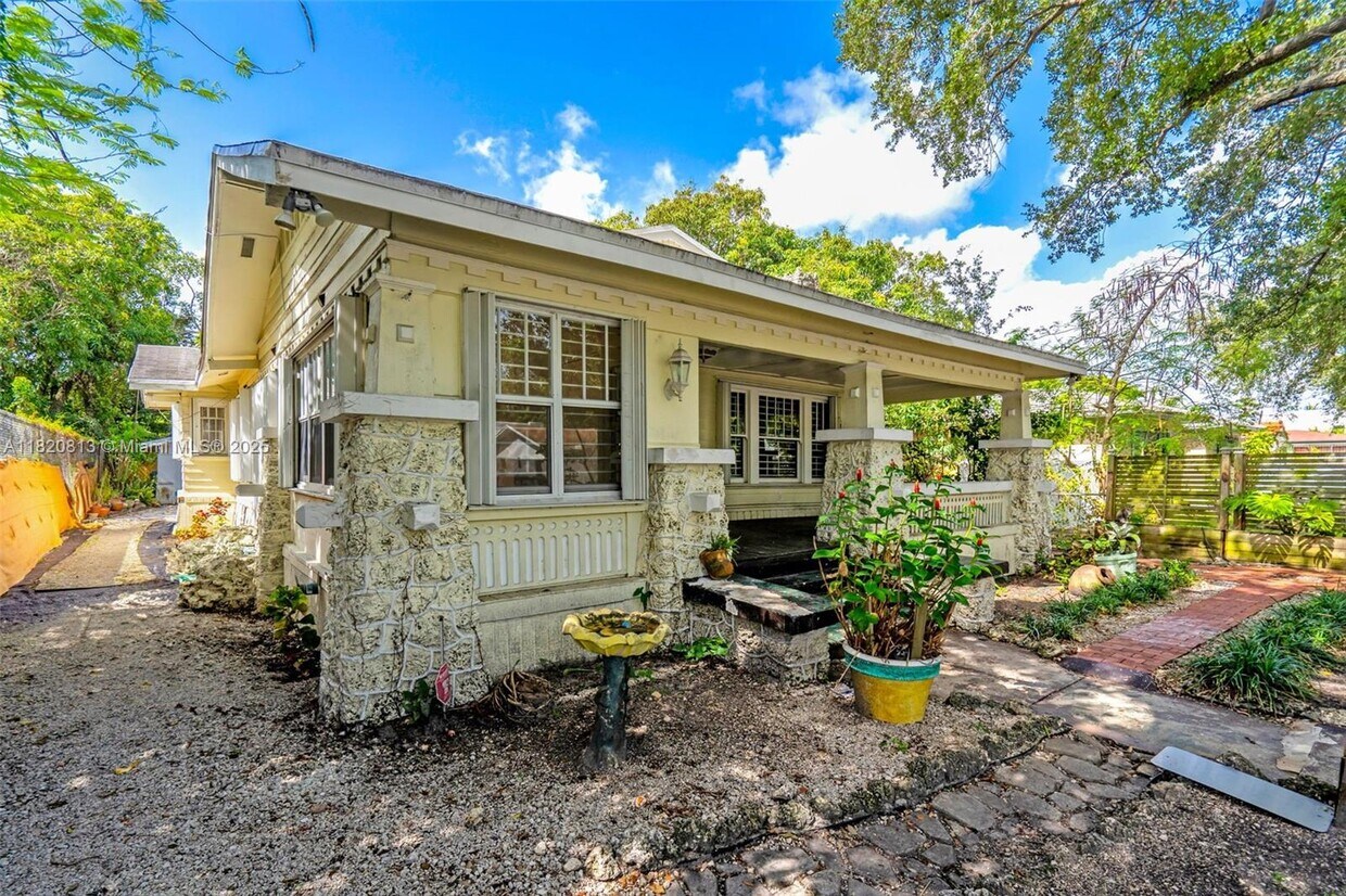 Foto principal - 176 NE 50th St